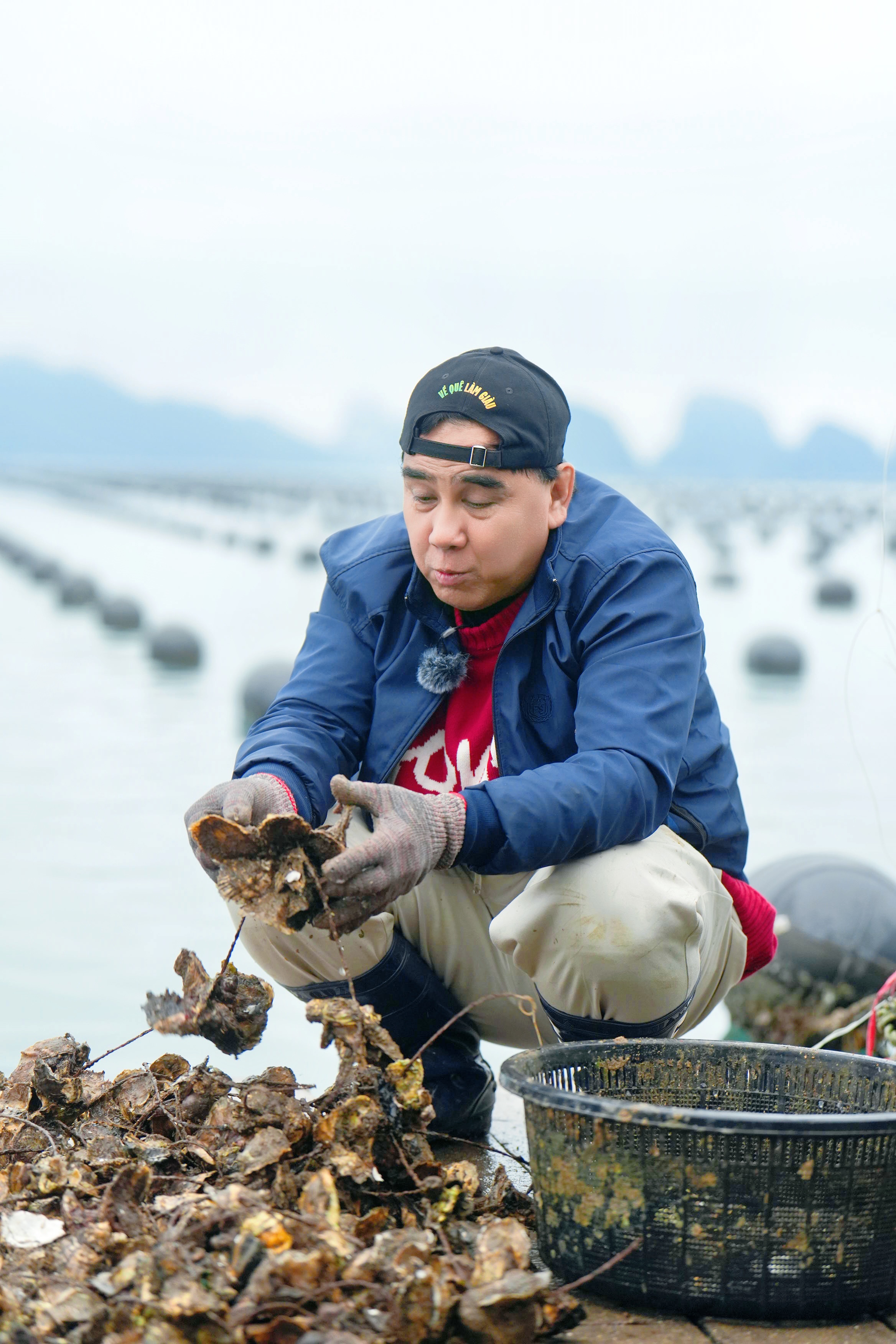 MC Quyền Linh "du hí" Hà Nội vẫn quyết giữ một món đồ của "Về quê làm giàu" - 8