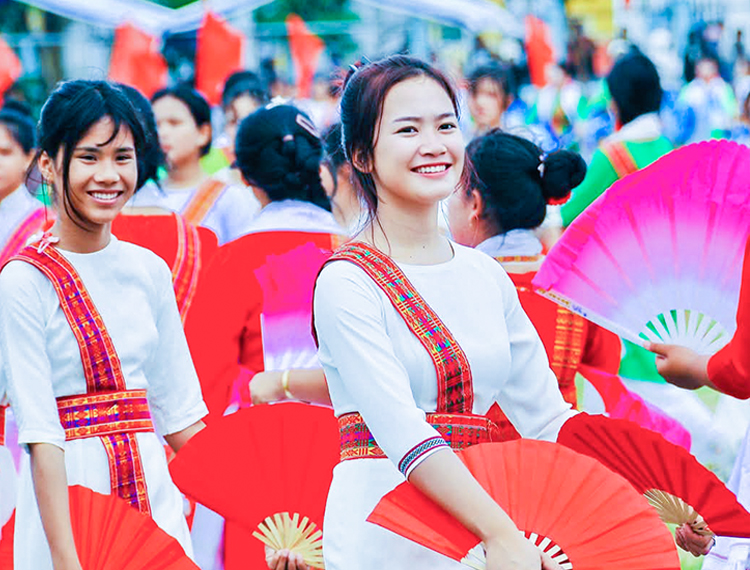 Rộn ràng lễ hội Ramưwan, cờ hoa rực rỡ
