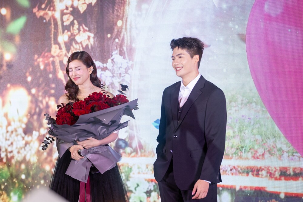 Quốc Anh bất ngờ xuất hiện, tặng hoa cho Tiểu Vy tại sự kiện, biểu cảm của nàng hậu gây chú ý - 1