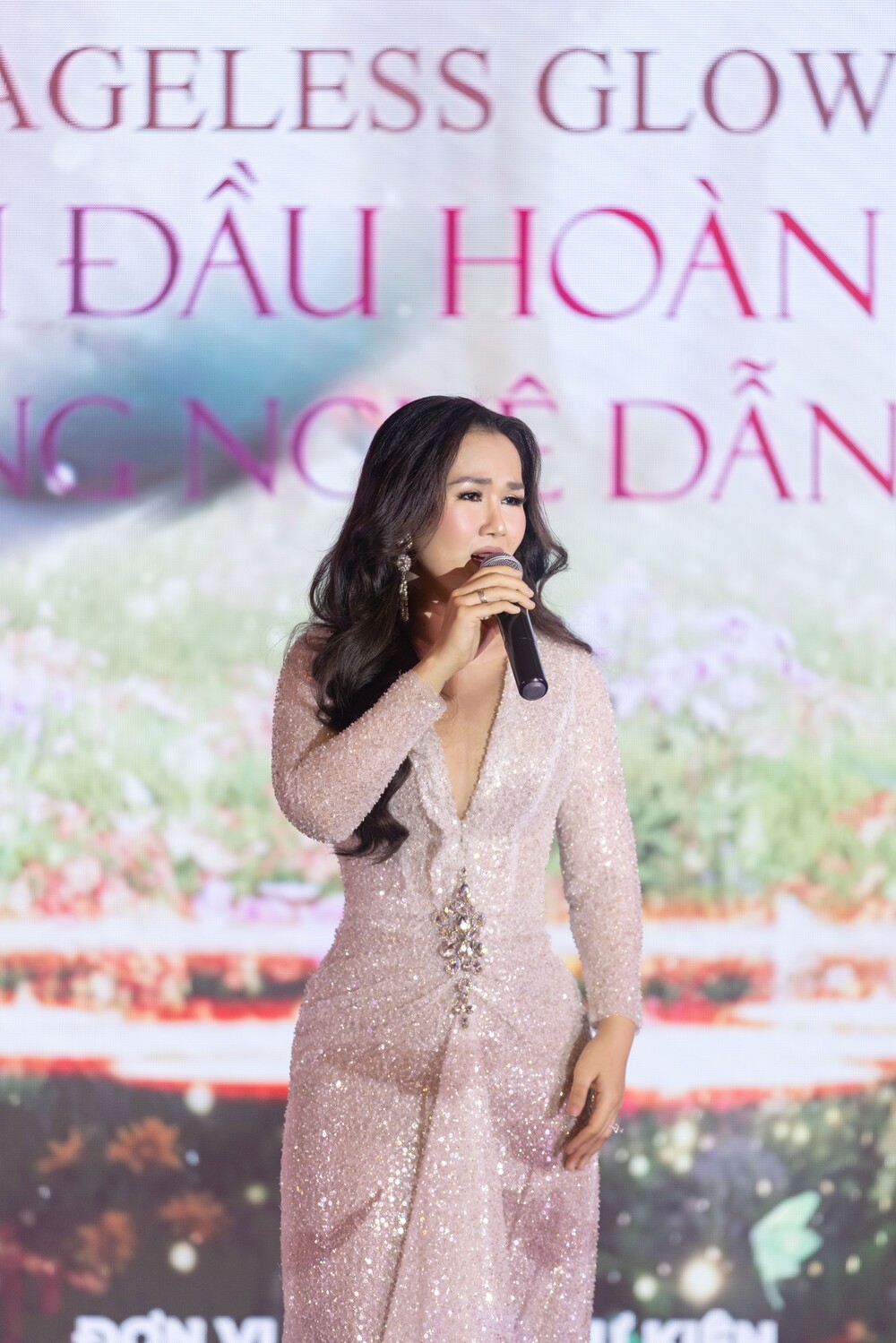 Quốc Anh bất ngờ xuất hiện, tặng hoa cho Tiểu Vy tại sự kiện, biểu cảm của nàng hậu gây chú ý - 4