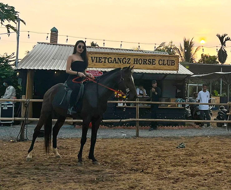 Hot girl "cưỡi ngựa bắn cung" Phương Liên đón 8/3 đặc biệt, bén duyên với pickleball - 14