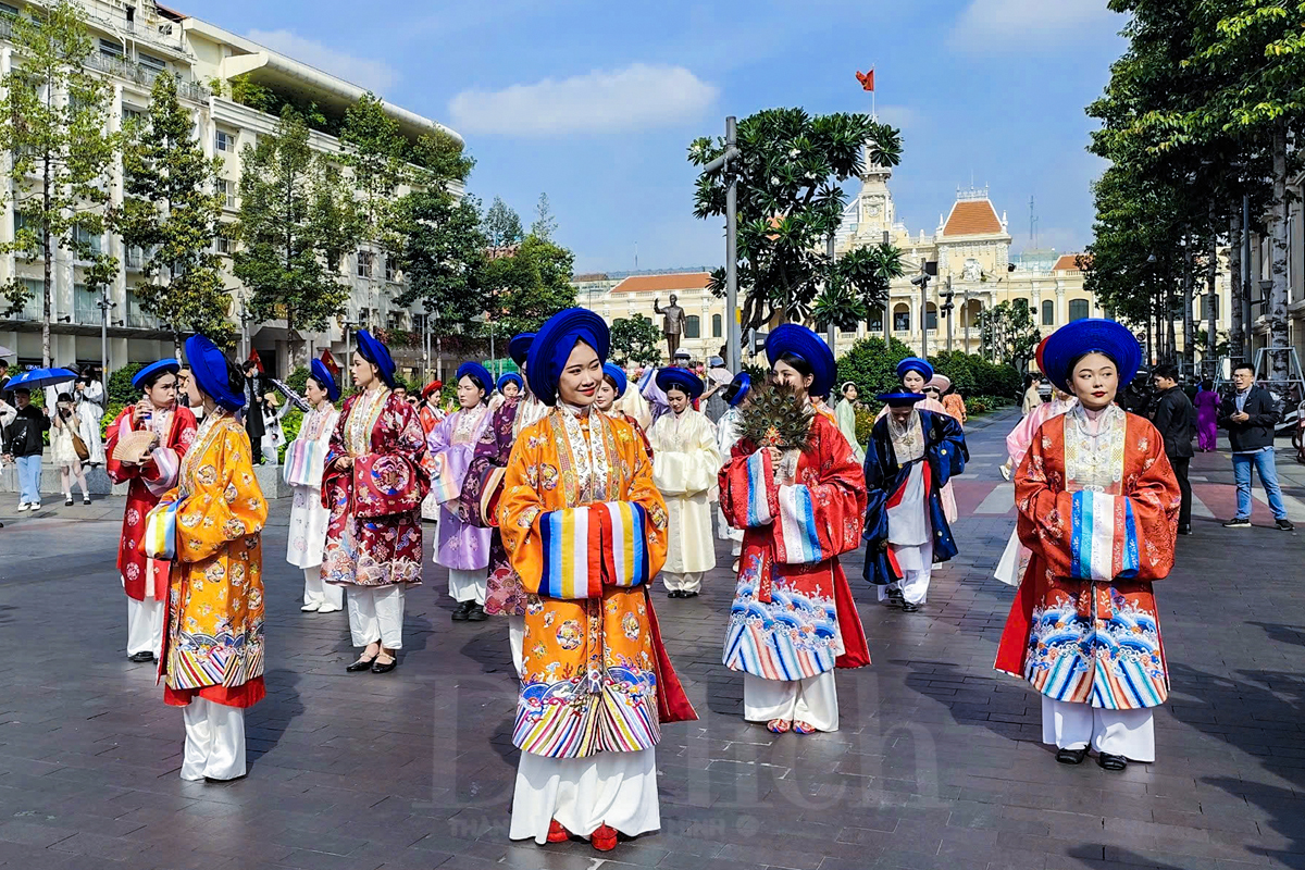 Kinh ngạc hàng vạn tà áo dài, cổ phục rực rỡ tung bay trên phố ở TP.HCM - 1