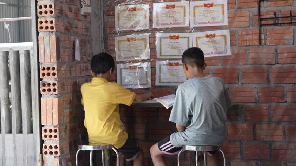 Mái ấm gia đình Việt: Hồng Diễm và Dương Edward đội mưa mang về 100 triệu đồng cho trẻ em mồ côi - 3