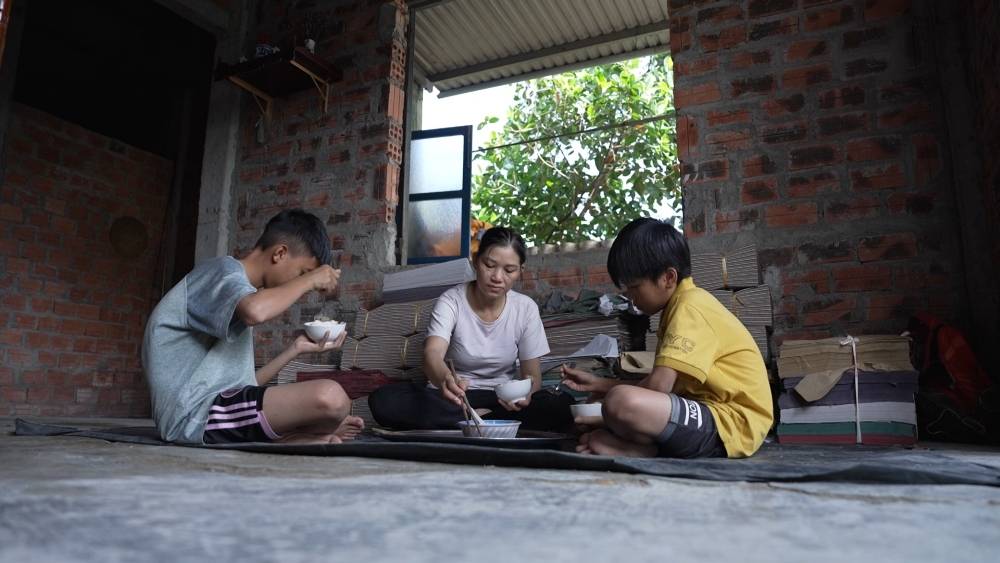Mái ấm gia đình Việt: Hồng Diễm và Dương Edward đội mưa mang về 100 triệu đồng cho trẻ em mồ côi - 4