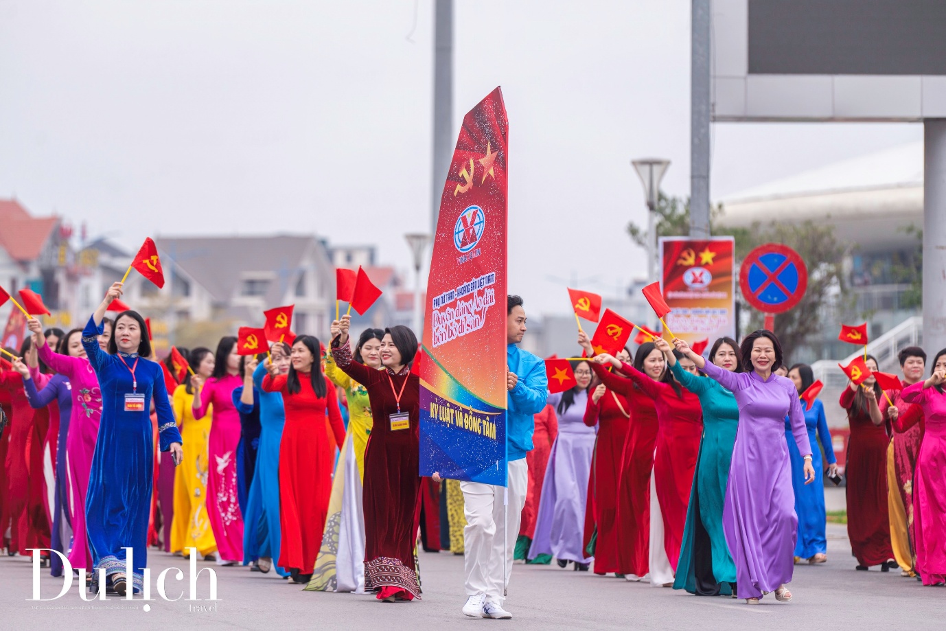 hang nghin phu nu tham du le hoi ao dai ben bo vinh ha long - 3