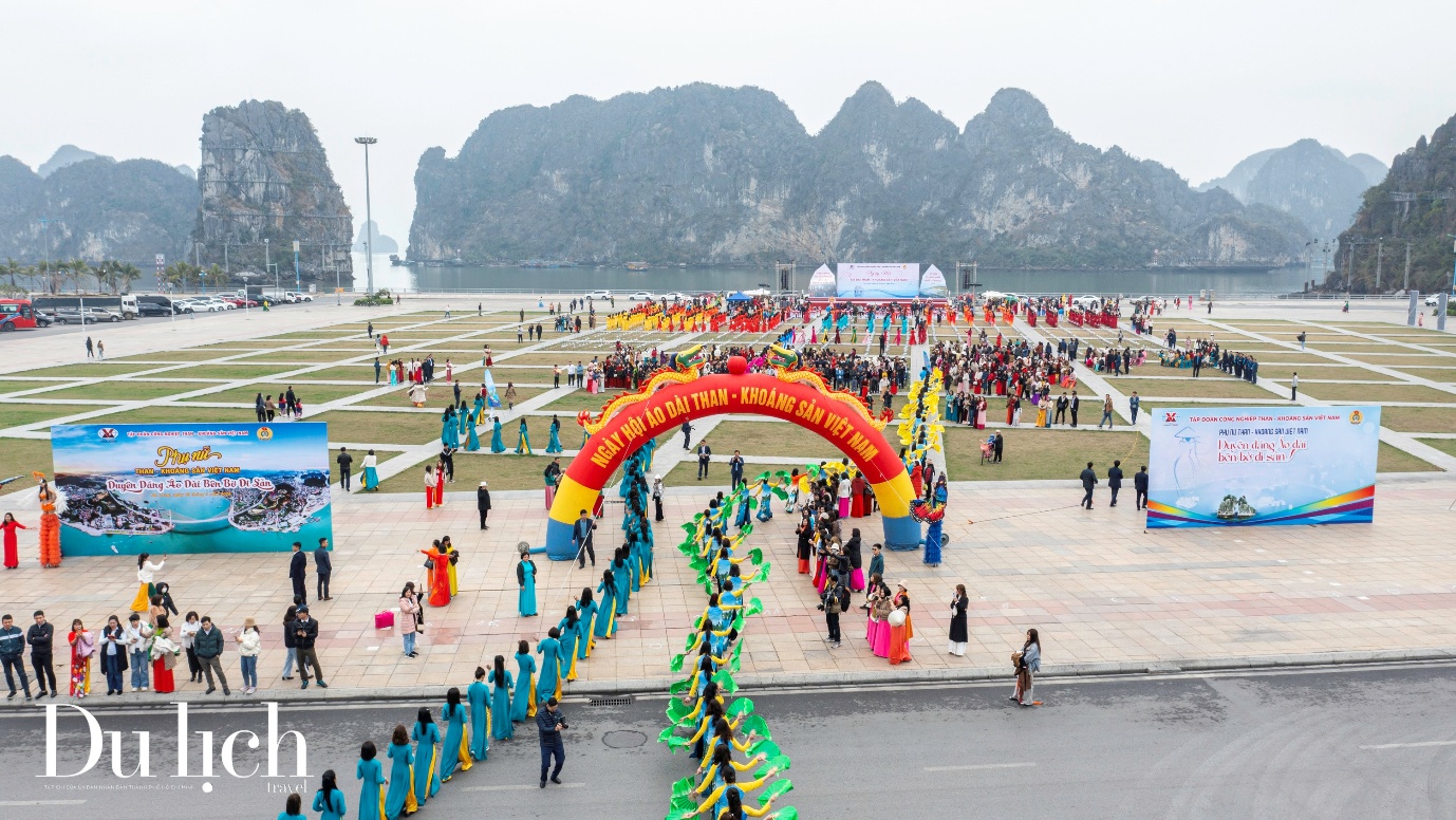 hang nghin phu nu tham du le hoi ao dai ben bo vinh ha long - 1