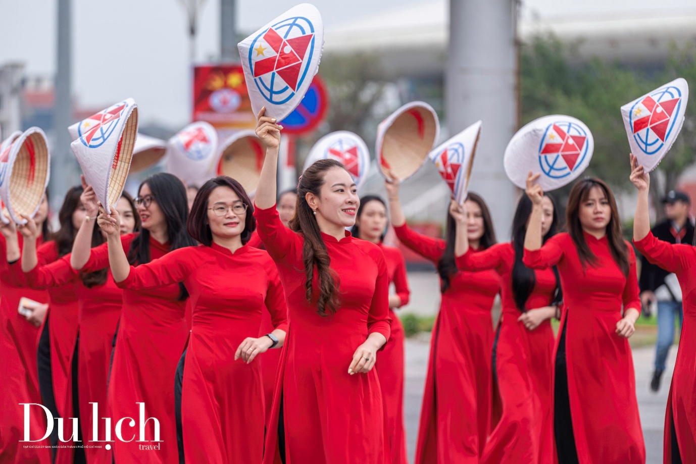 hang nghin phu nu tham du le hoi ao dai ben bo vinh ha long - 5