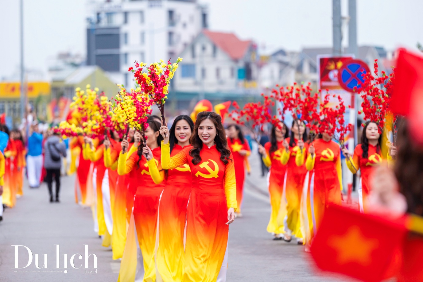 hang nghin phu nu tham du le hoi ao dai ben bo vinh ha long - 6