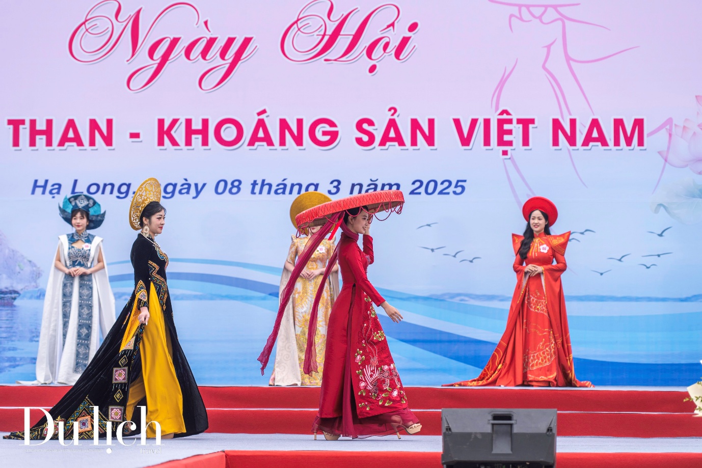 hang nghin phu nu tham du le hoi ao dai ben bo vinh ha long - 7