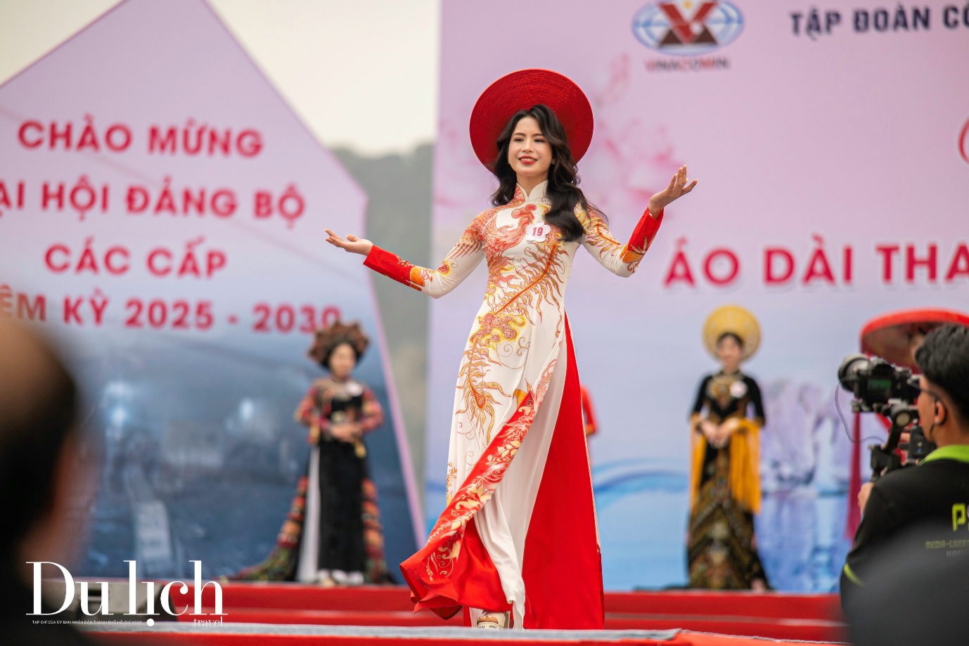 hang nghin phu nu tham du le hoi ao dai ben bo vinh ha long - 8