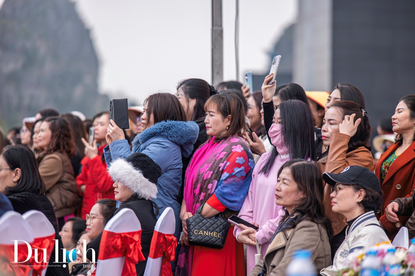 hang nghin phu nu tham du le hoi ao dai ben bo vinh ha long - 9