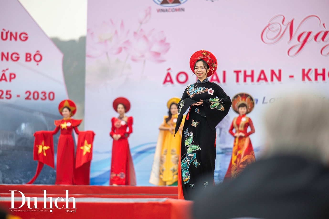 hang nghin phu nu tham du le hoi ao dai ben bo vinh ha long - 12