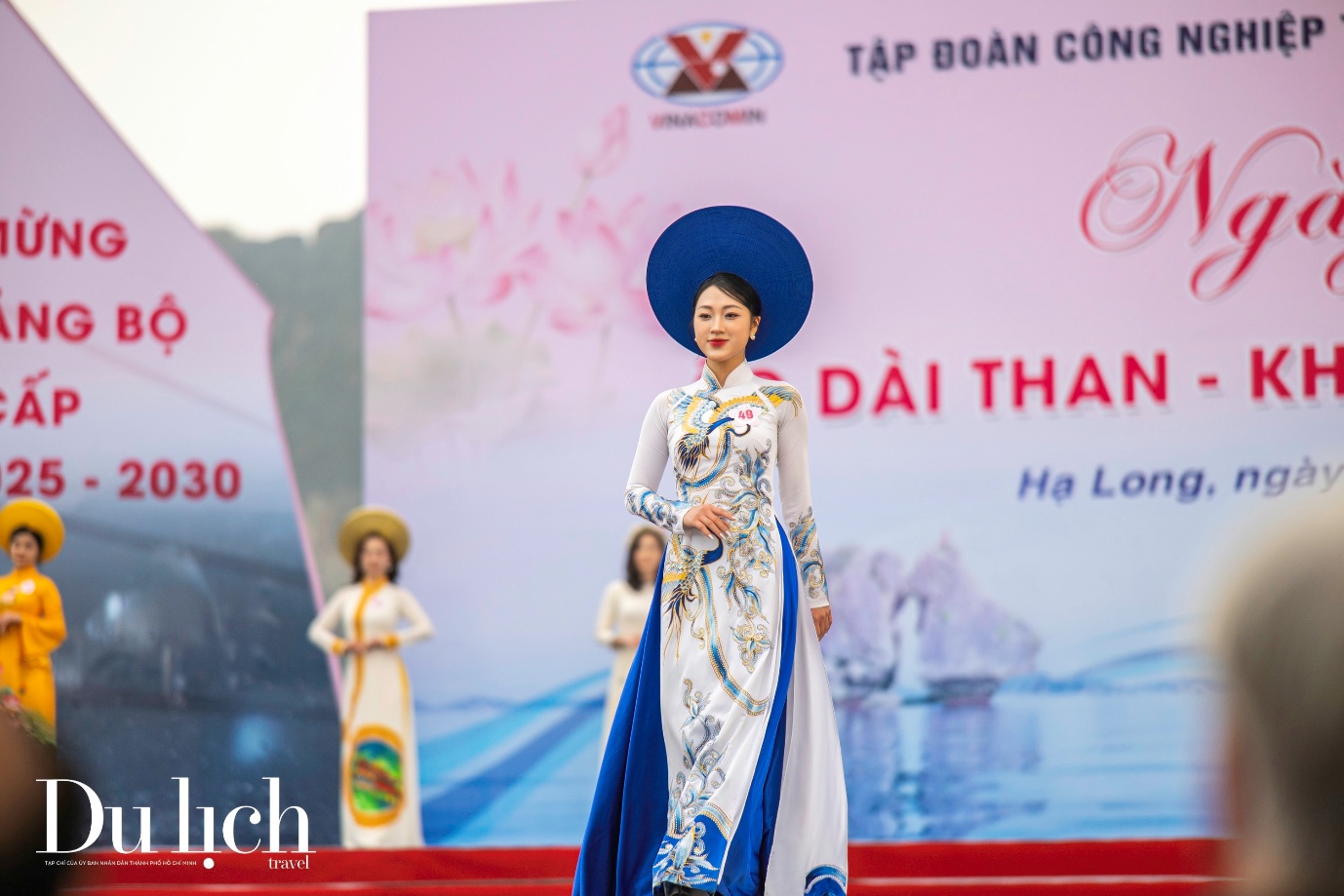 hang nghin phu nu tham du le hoi ao dai ben bo vinh ha long - 13