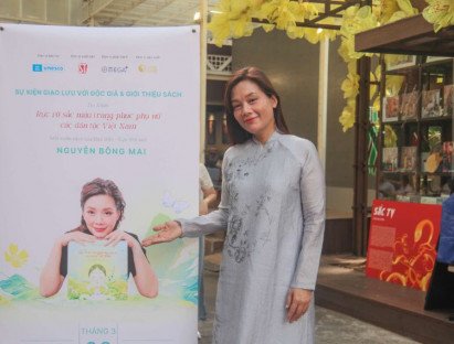 Giải trí - Nhà báo, đạo diễn Bông Mai ra mắt sách về trang phục phụ nữ của các dân tộc Việt Nam