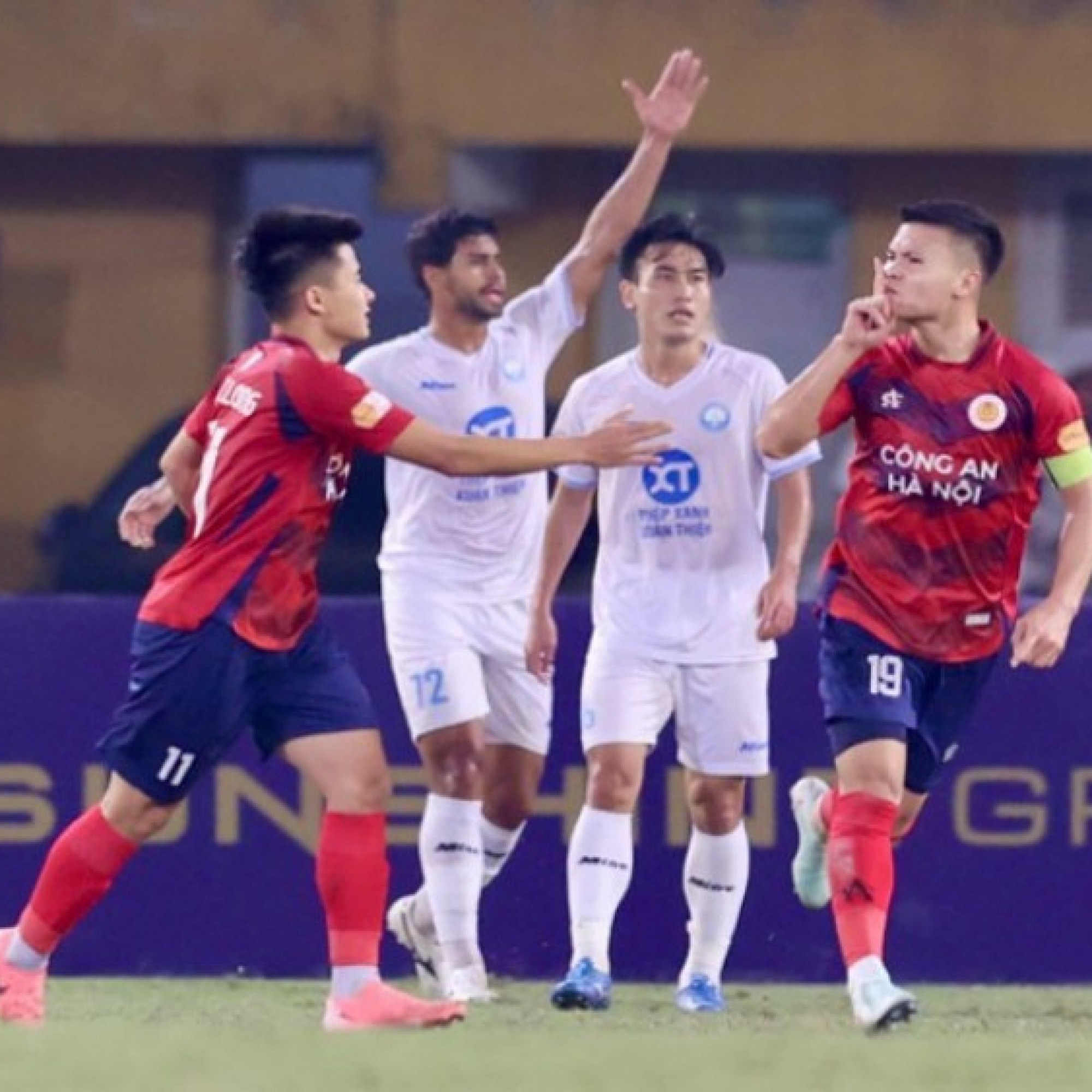  - VAR làm nóng vòng 16 V-League, khóc cười những quả phạt đền phút bù giờ