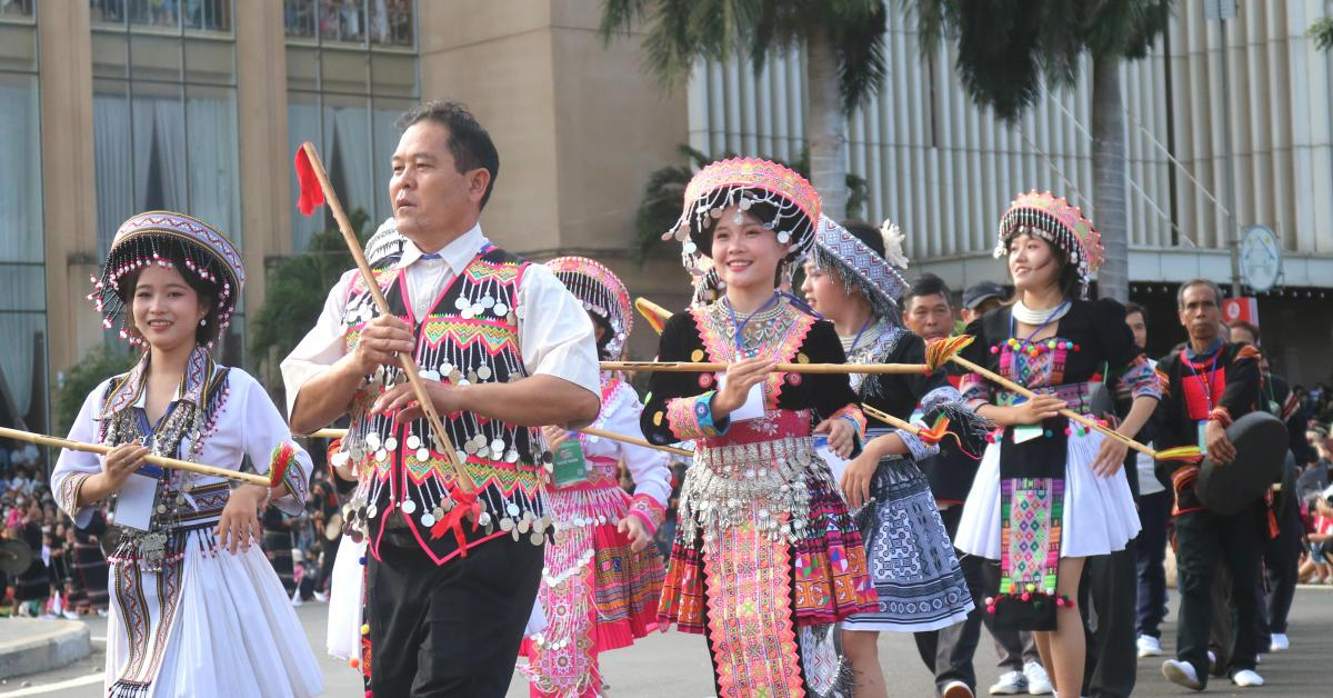 Hàng ngàn người trình diễn sắc màu trên đường phố Buôn Ma Thuột