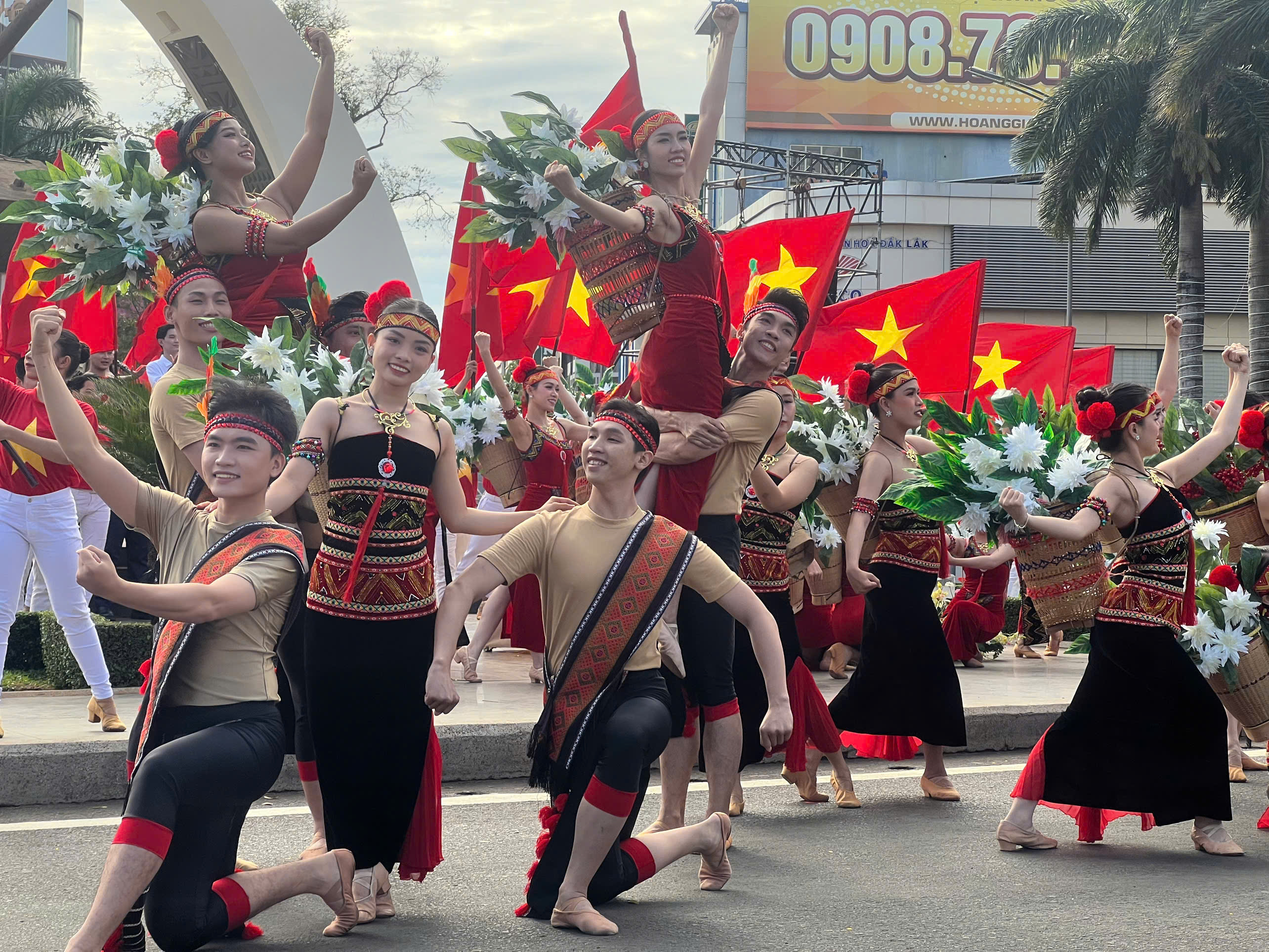 Hàng ngàn người trình diễn sắc màu trên đường phố Buôn Ma Thuột - 4