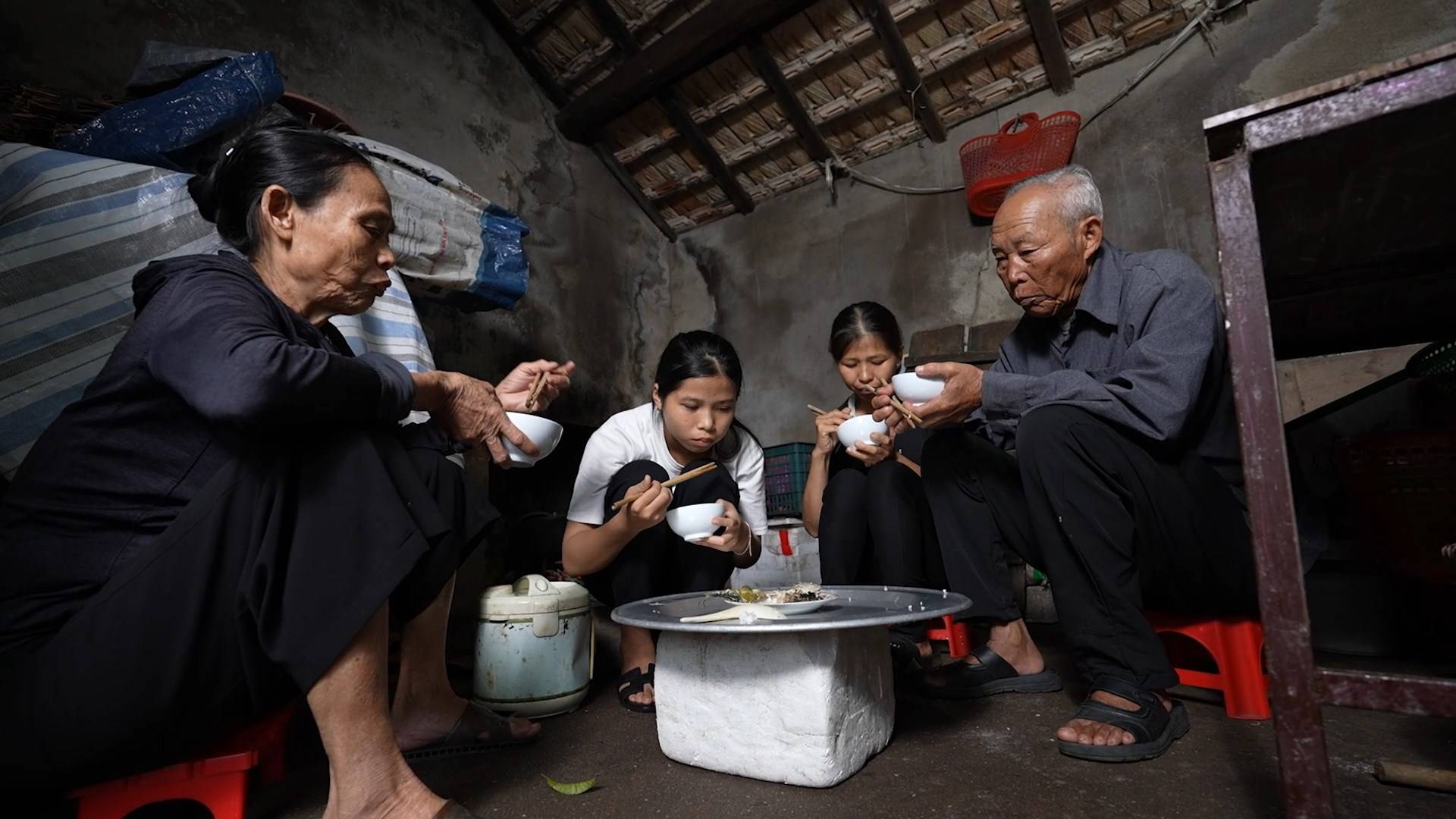 Hoa hậu Thanh Thủy “Cha tôi từng dẫn bà cố đi ăn xin để có tiền đi học” - 3