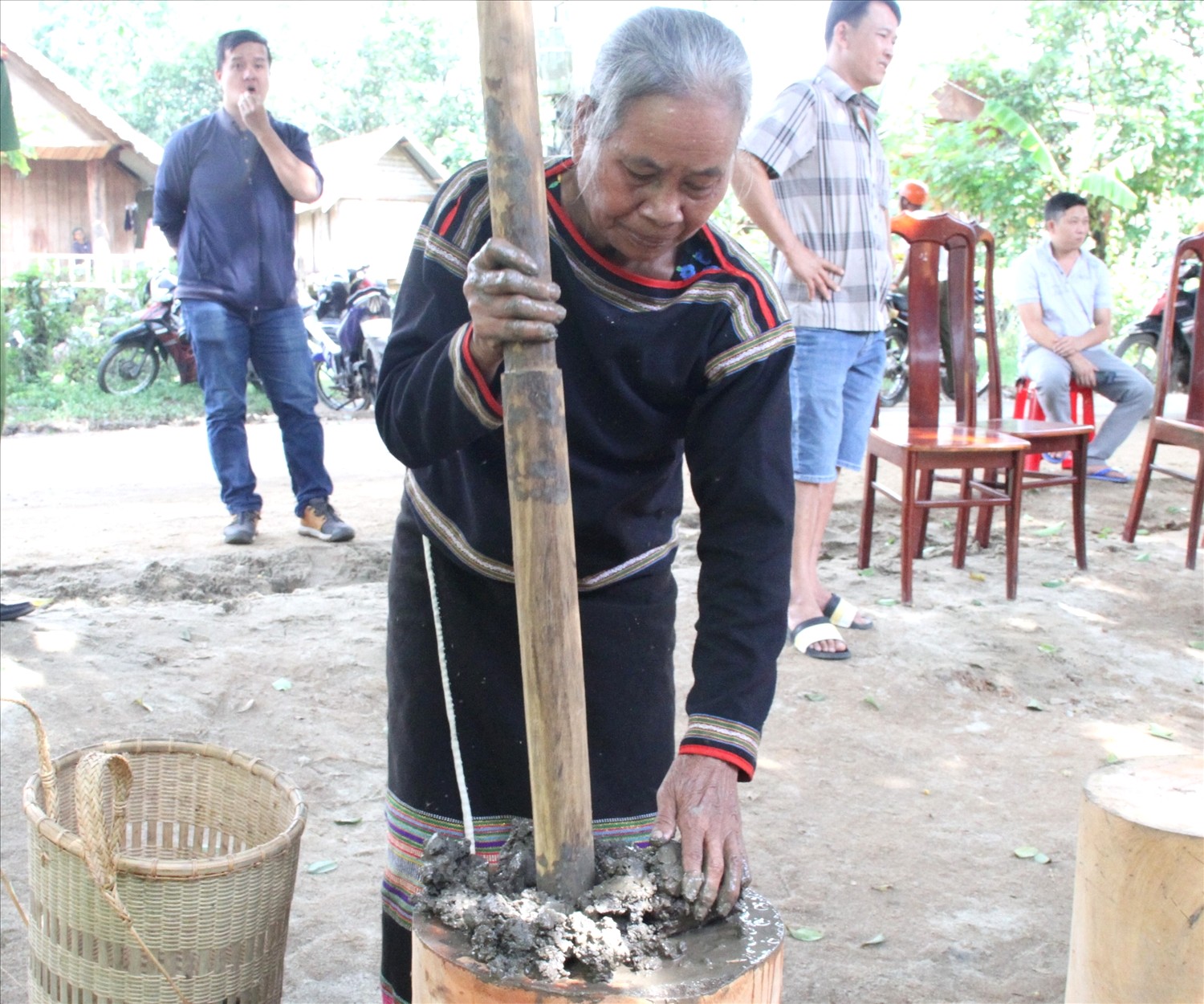 Nghề làm gốm của người M’nông ở Đắk Lắk đón nhận tin vui - 1