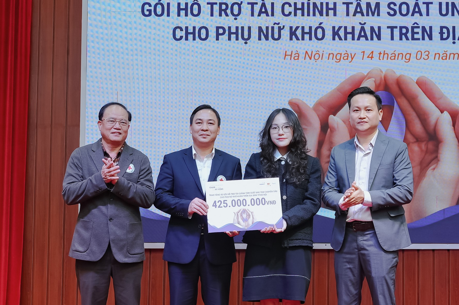 Trao tặng suất hỗ trợ tài chính cho 200 phụ nữ có nguy cơ cao mắc bệnh ung thư - 2