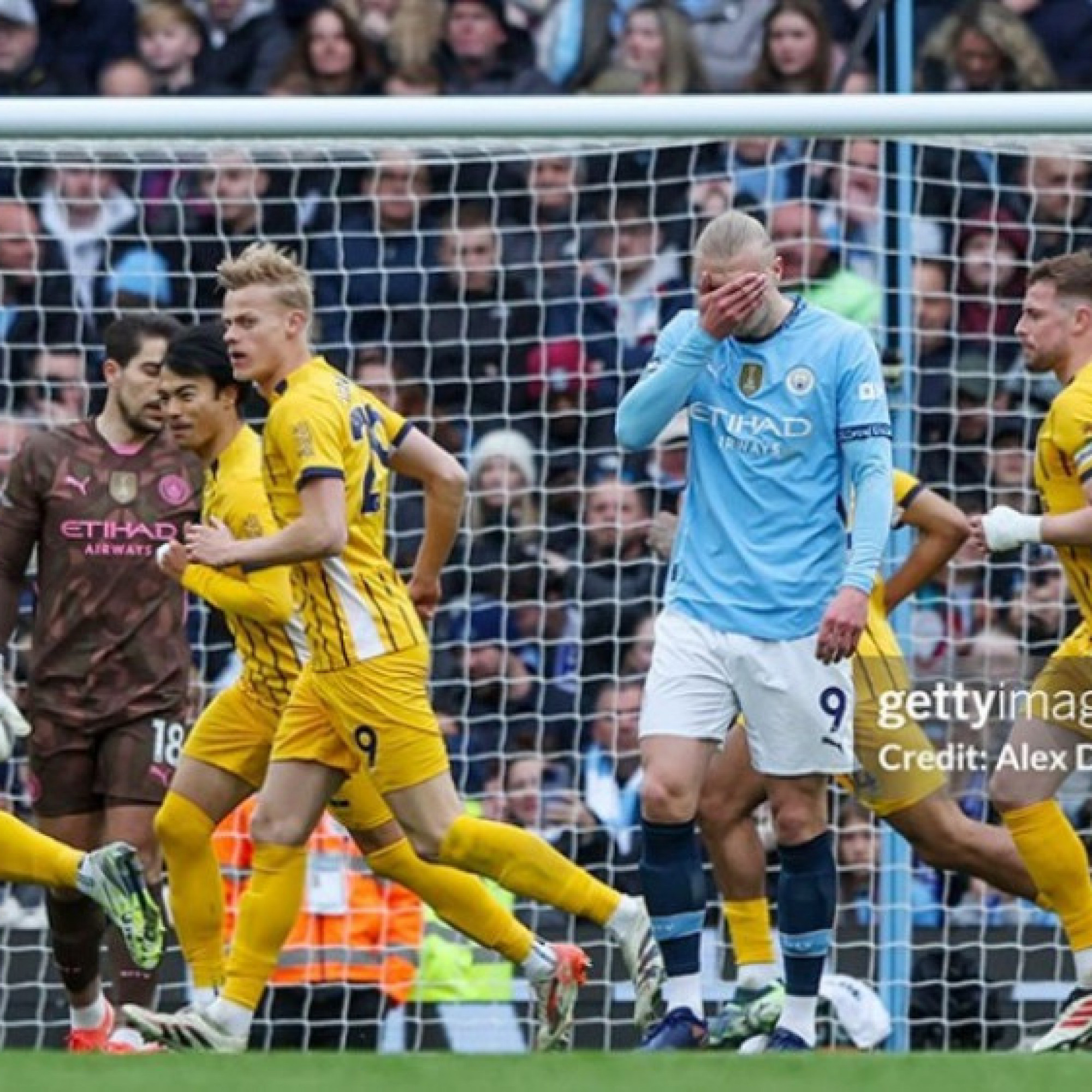  - Man City thủng lưới bàn thứ 40: Báo động hàng thủ, Pep Guardiola mắc sai lầm