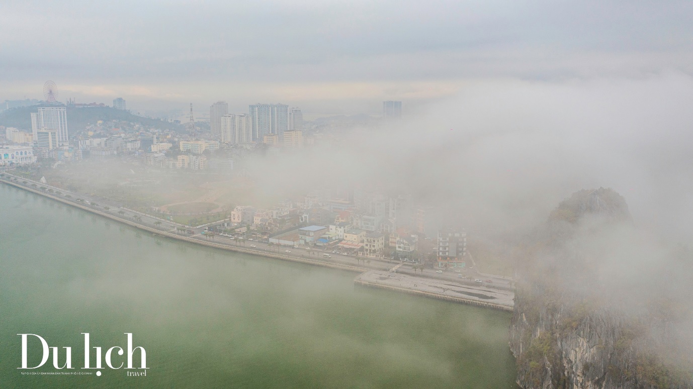 thanh pho di san ha long mo ao trong suong khoi - 1