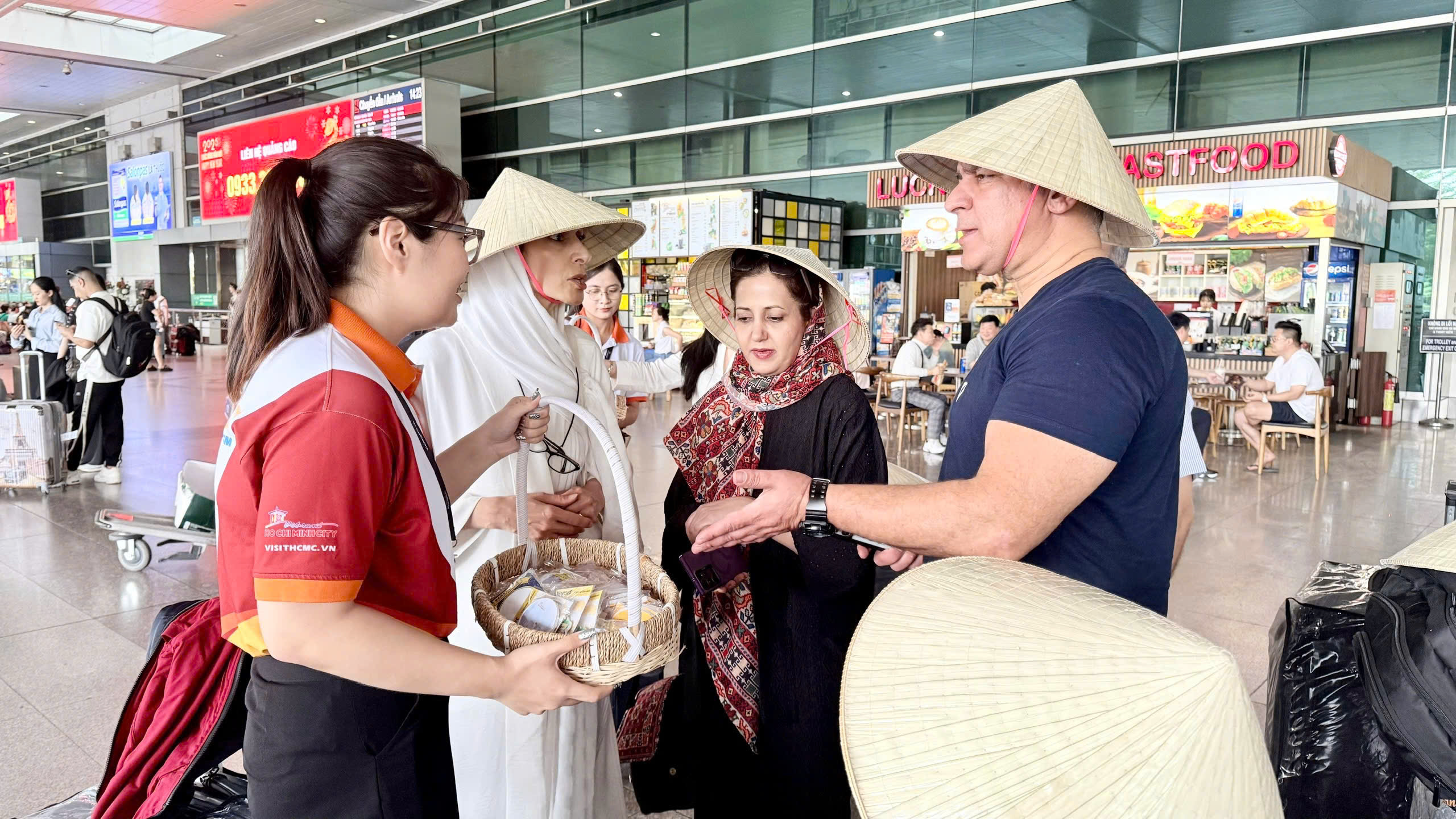 TP.HCM đón hơn 400 du khách Iran trên chuyến bay charter đầu tiên - 2