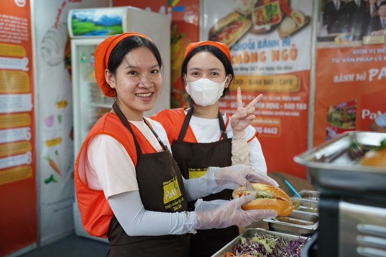 le hoi banh mi viet nam: ‘lan dau tien toi duoc an mot o banh mi ngon nhu vay’ - 8