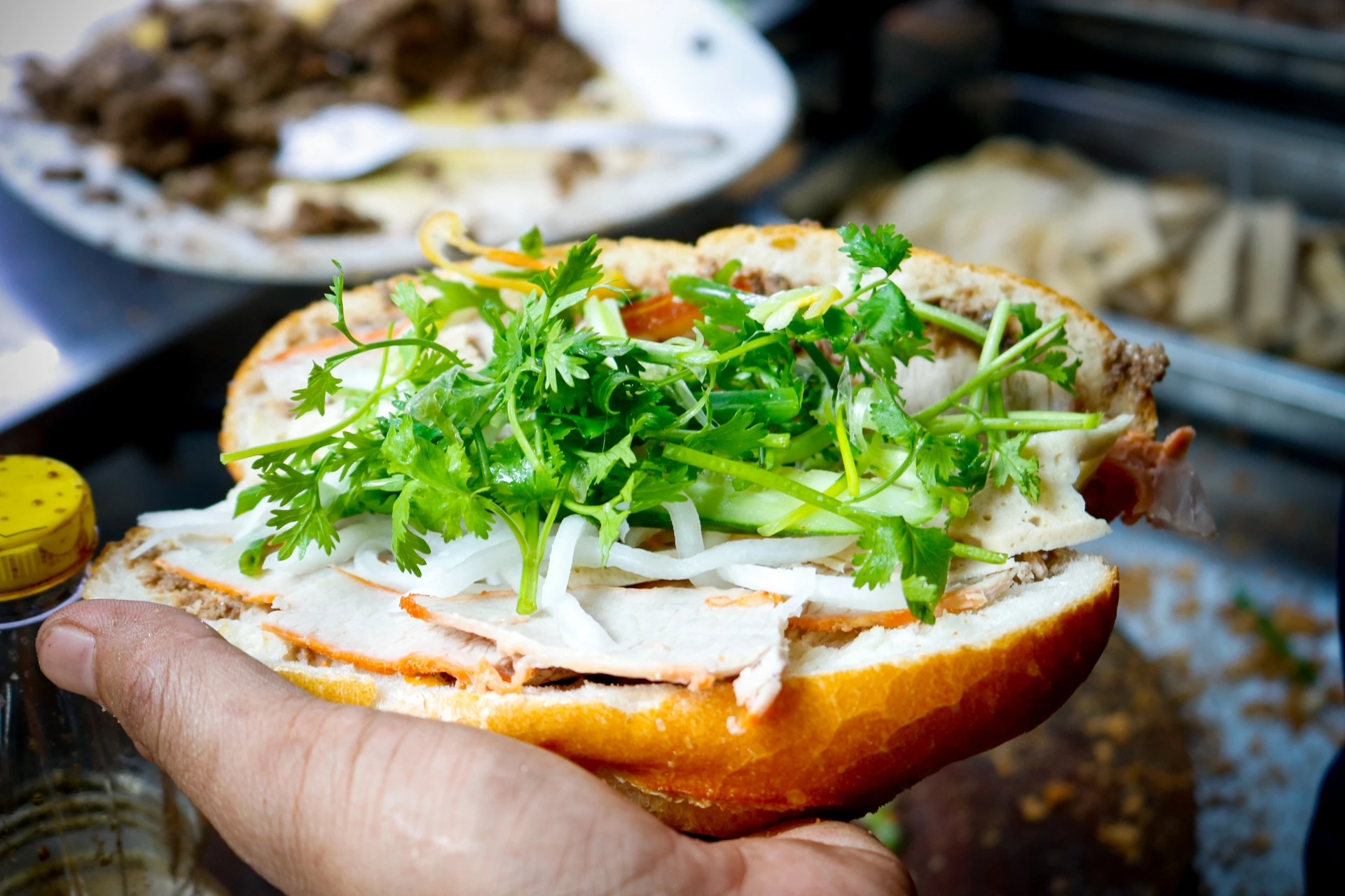 Food tour Sài Gòn: Nếm trọn 'tinh hoa' bánh mì xưa cũ - 4