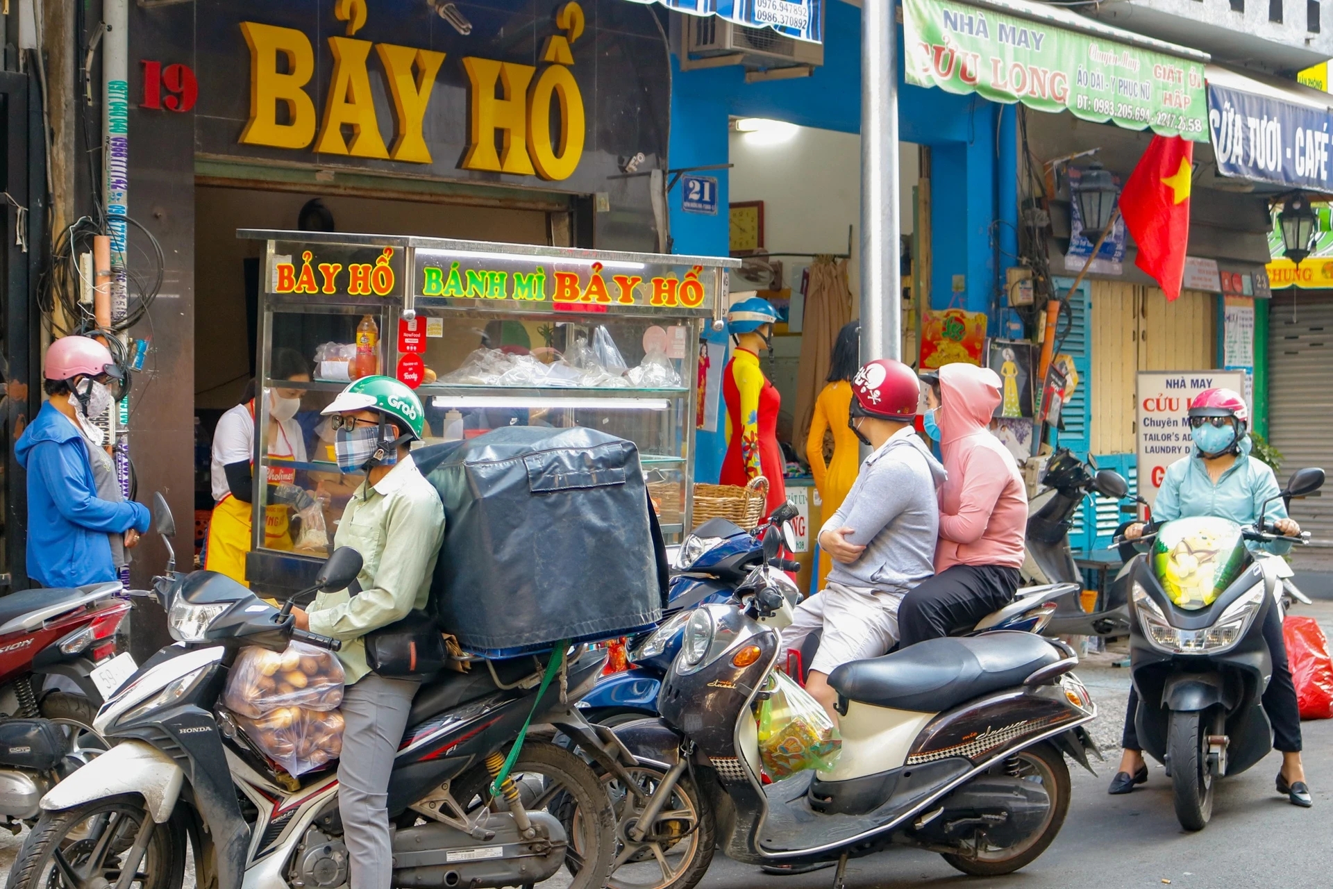 Food tour Sài Gòn: Nếm trọn 'tinh hoa' bánh mì xưa cũ - 5