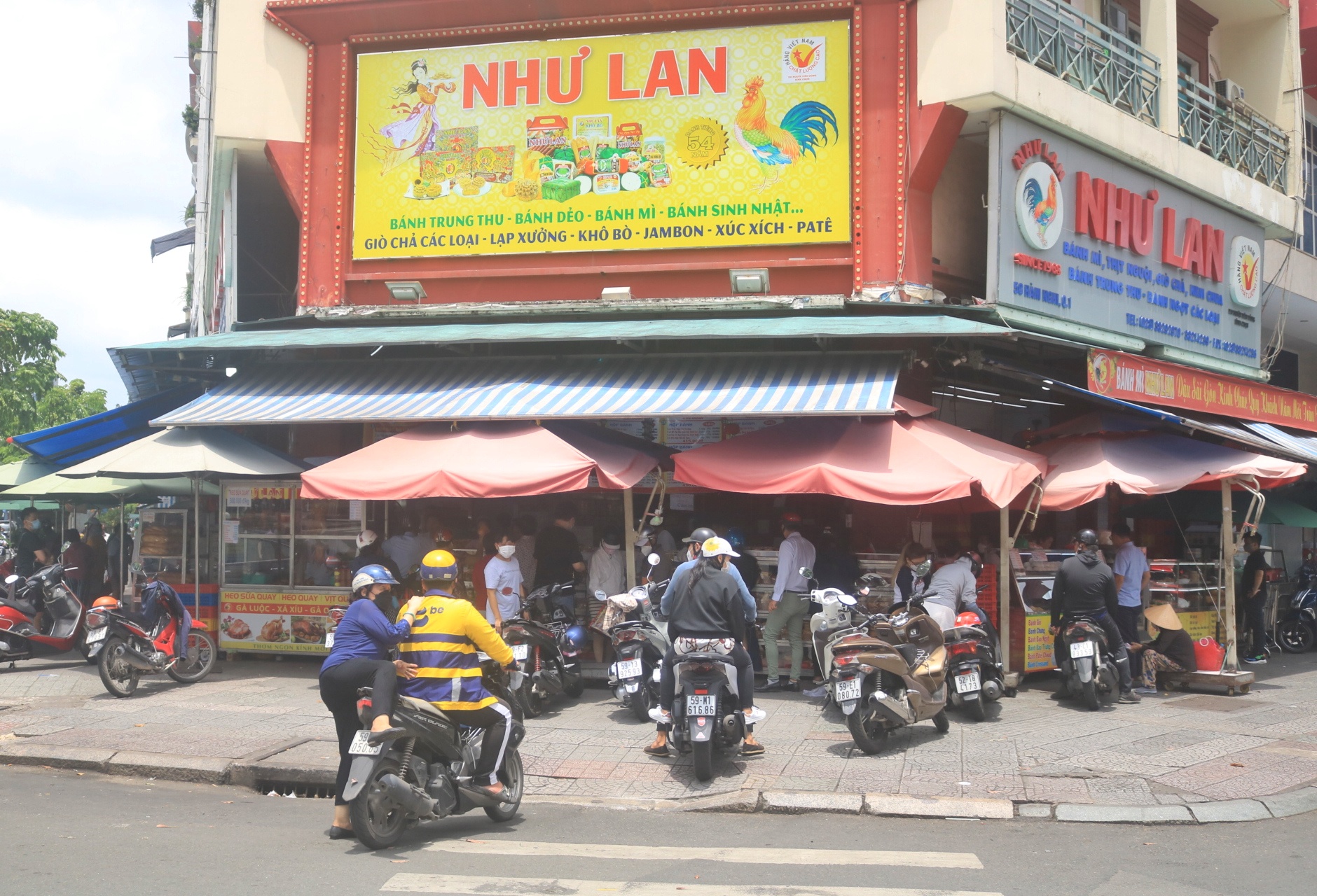 Food tour Sài Gòn: Nếm trọn 'tinh hoa' bánh mì xưa cũ - 6