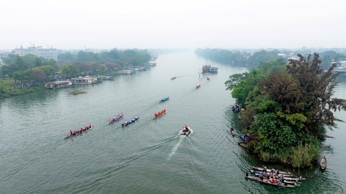 Rộn ràng giải đua ghe truyền thống bên bờ sông Hương - 9