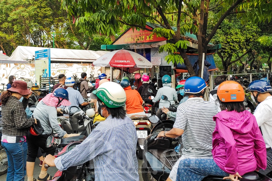 Nườm nượp khách chen chân đêm khai mạc lễ hội bánh mì - 8