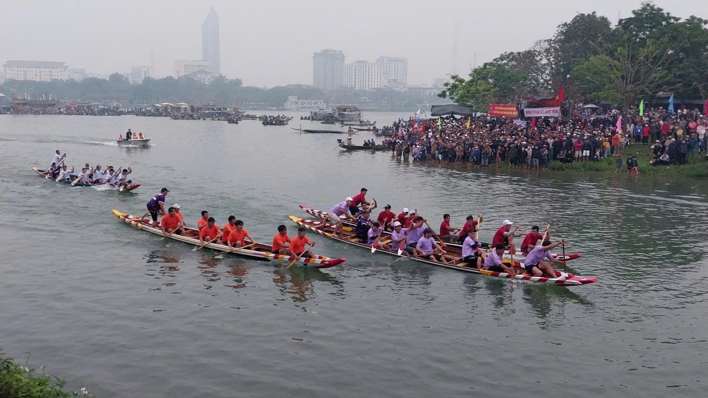 Rộn ràng giải đua ghe truyền thống bên bờ sông Hương - 10