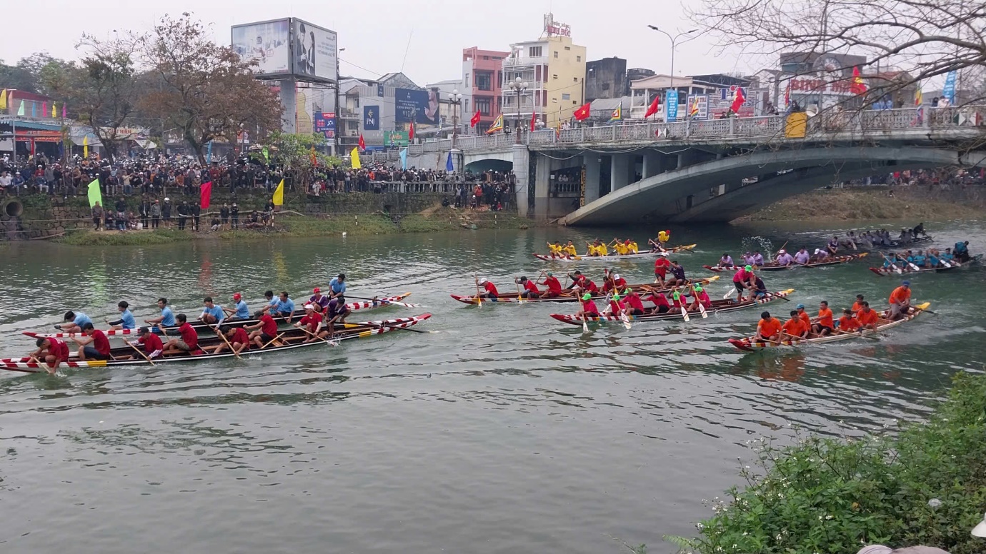 Rộn ràng giải đua ghe truyền thống bên bờ sông Hương - 8