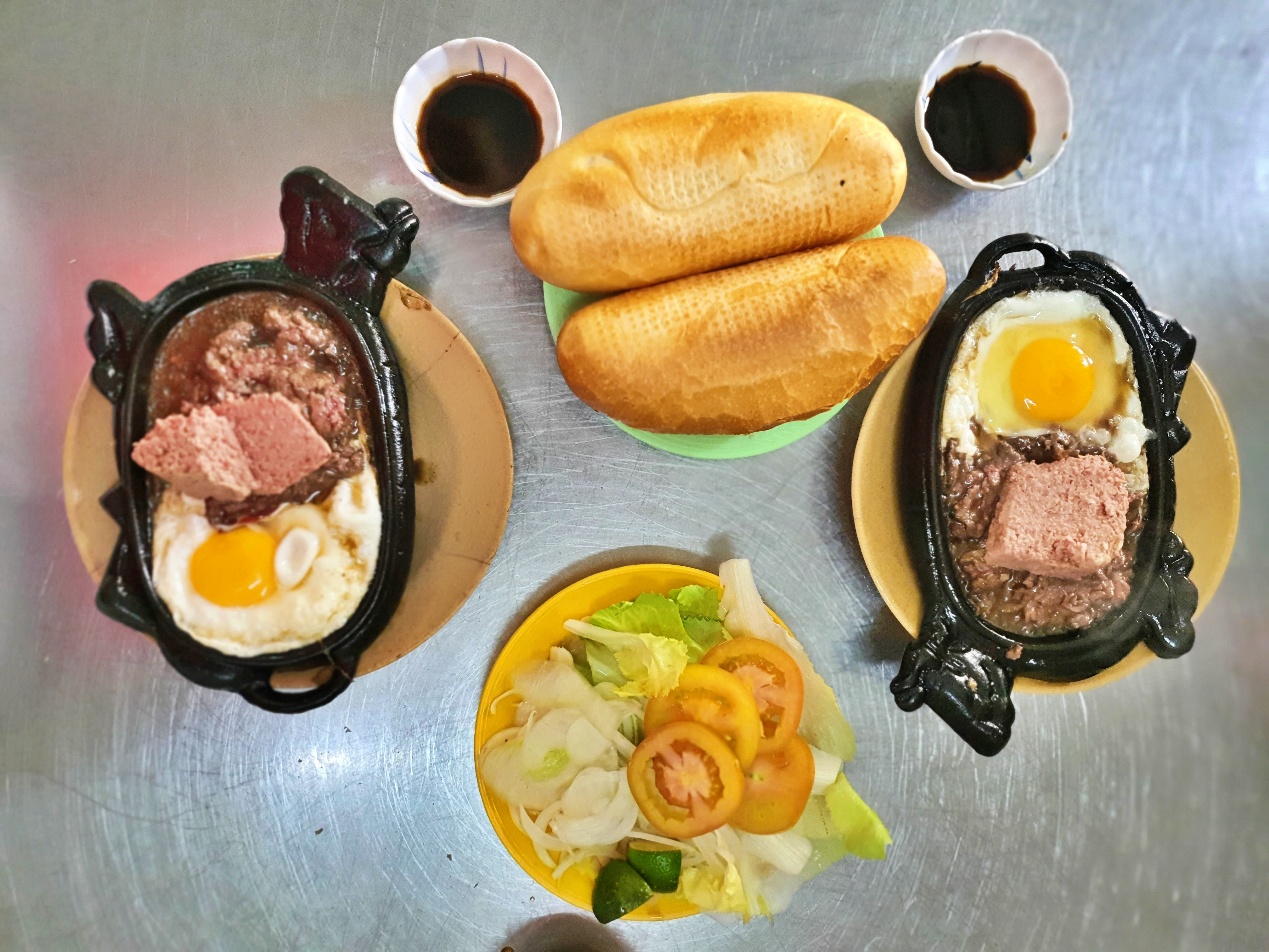 Loại bánh mì không 'take away', vừa ăn vừa... né nhưng người Sài Gòn rất 'hảo' - 3