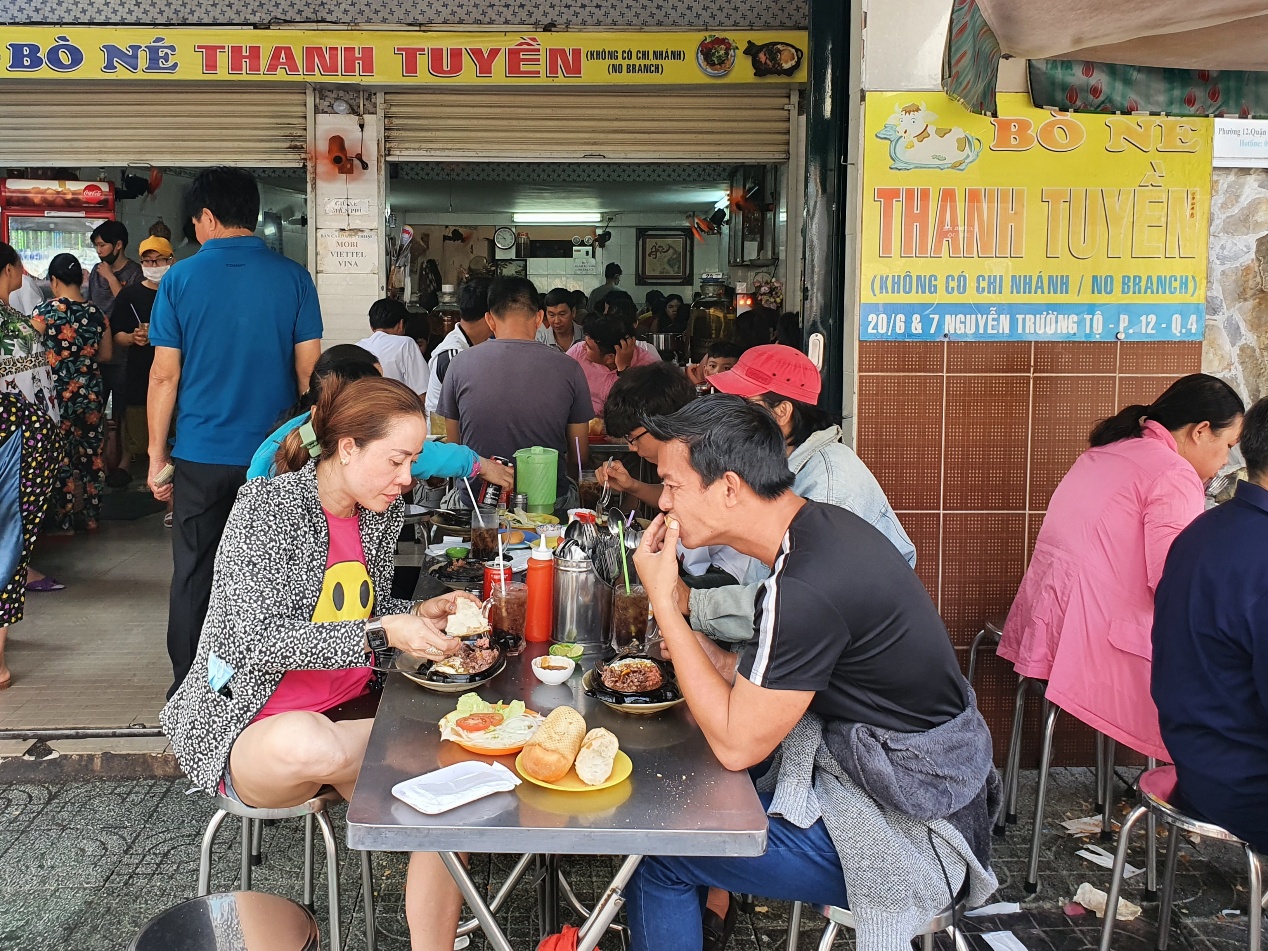 Loại bánh mì không 'take away', vừa ăn vừa... né nhưng người Sài Gòn rất 'hảo' - 4