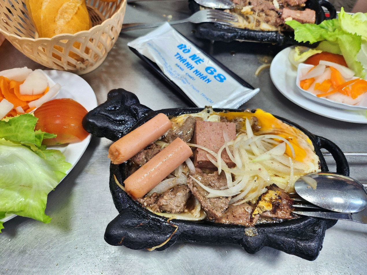 Loại bánh mì không 'take away', vừa ăn vừa... né nhưng người Sài Gòn rất 'hảo' - 6