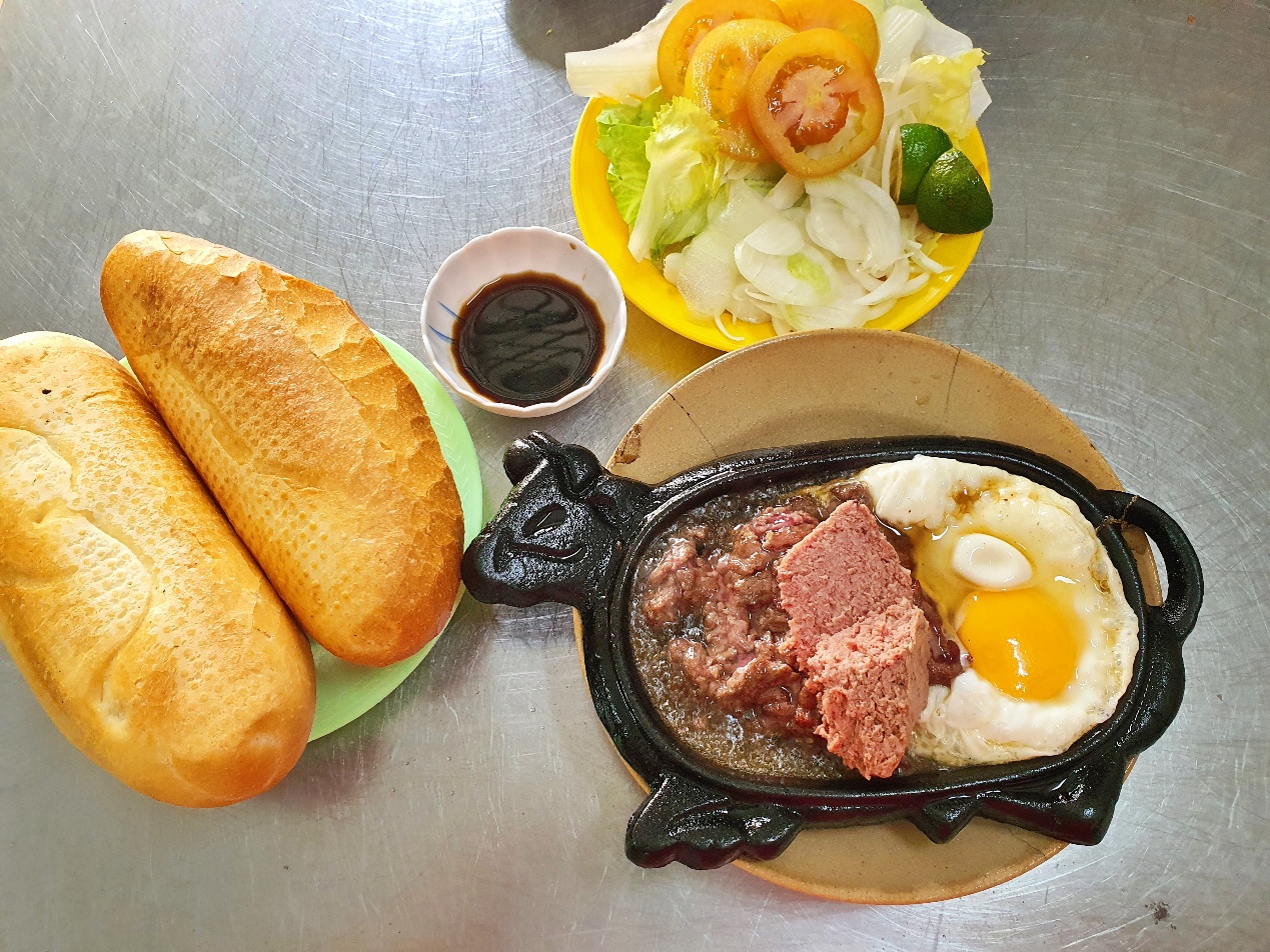 Loại bánh mì không 'take away', vừa ăn vừa... né nhưng người Sài Gòn rất 'hảo' - 1