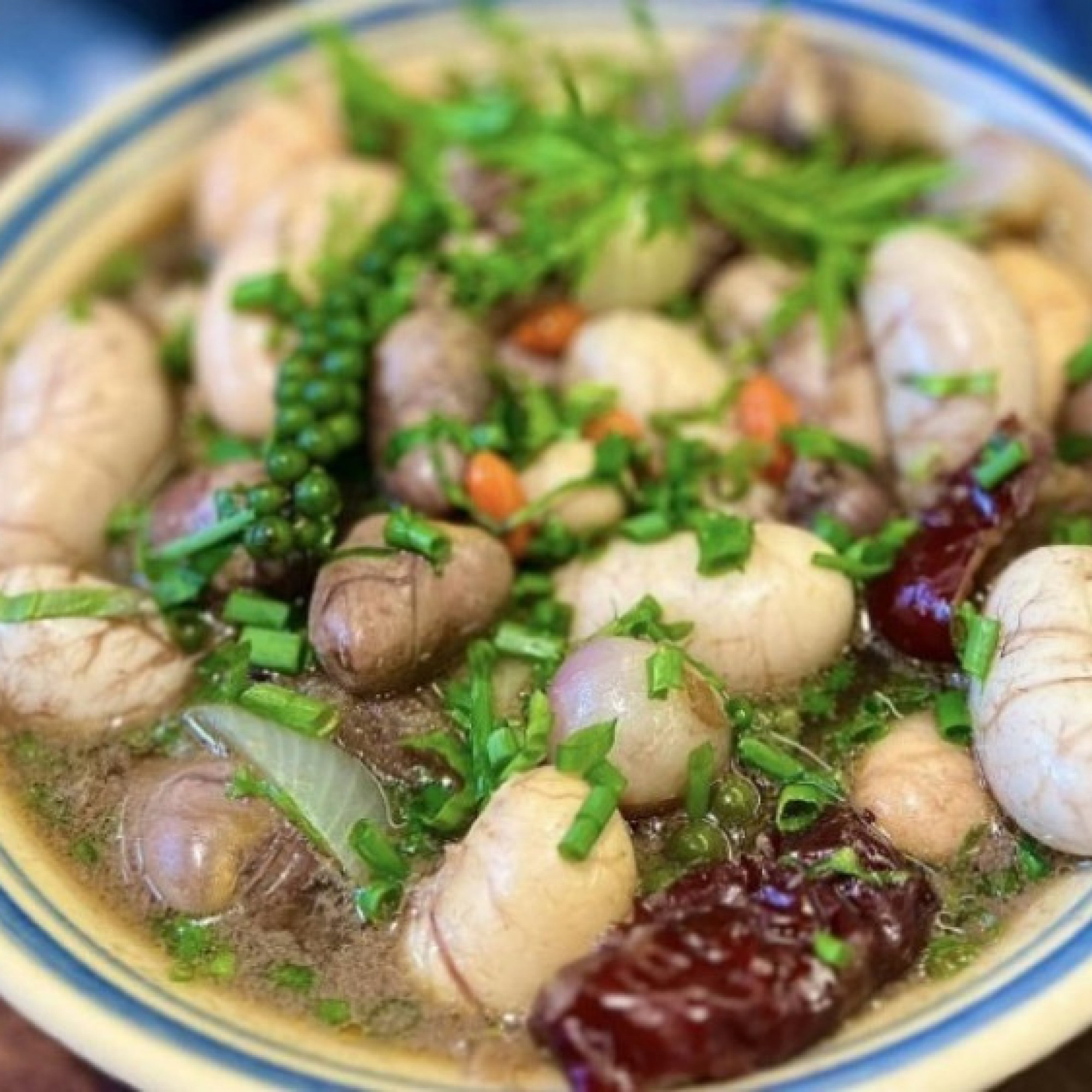Kê gà hầm kỷ tử: Món ăn đại bổ cho phái mạnh
