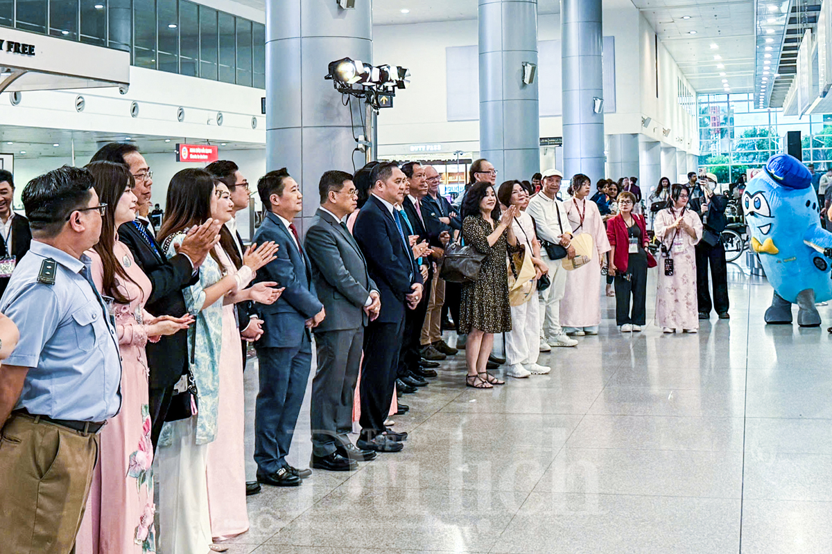 TP.HCM rực rỡ sắc xuân đón chào đoàn khách quốc tế 'xông đất' đầu năm 2026 - 4