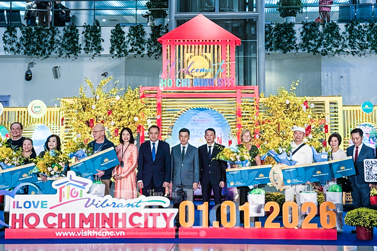 TP.HCM rực rỡ sắc xuân đón chào đoàn khách quốc tế 'xông đất' đầu năm 2026 - 13