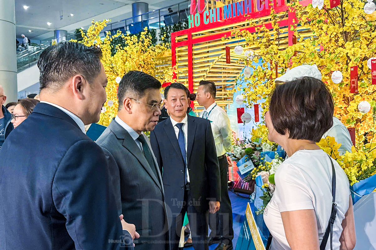 TP.HCM rực rỡ sắc xuân đón chào đoàn khách quốc tế 'xông đất' đầu năm 2026 - 2