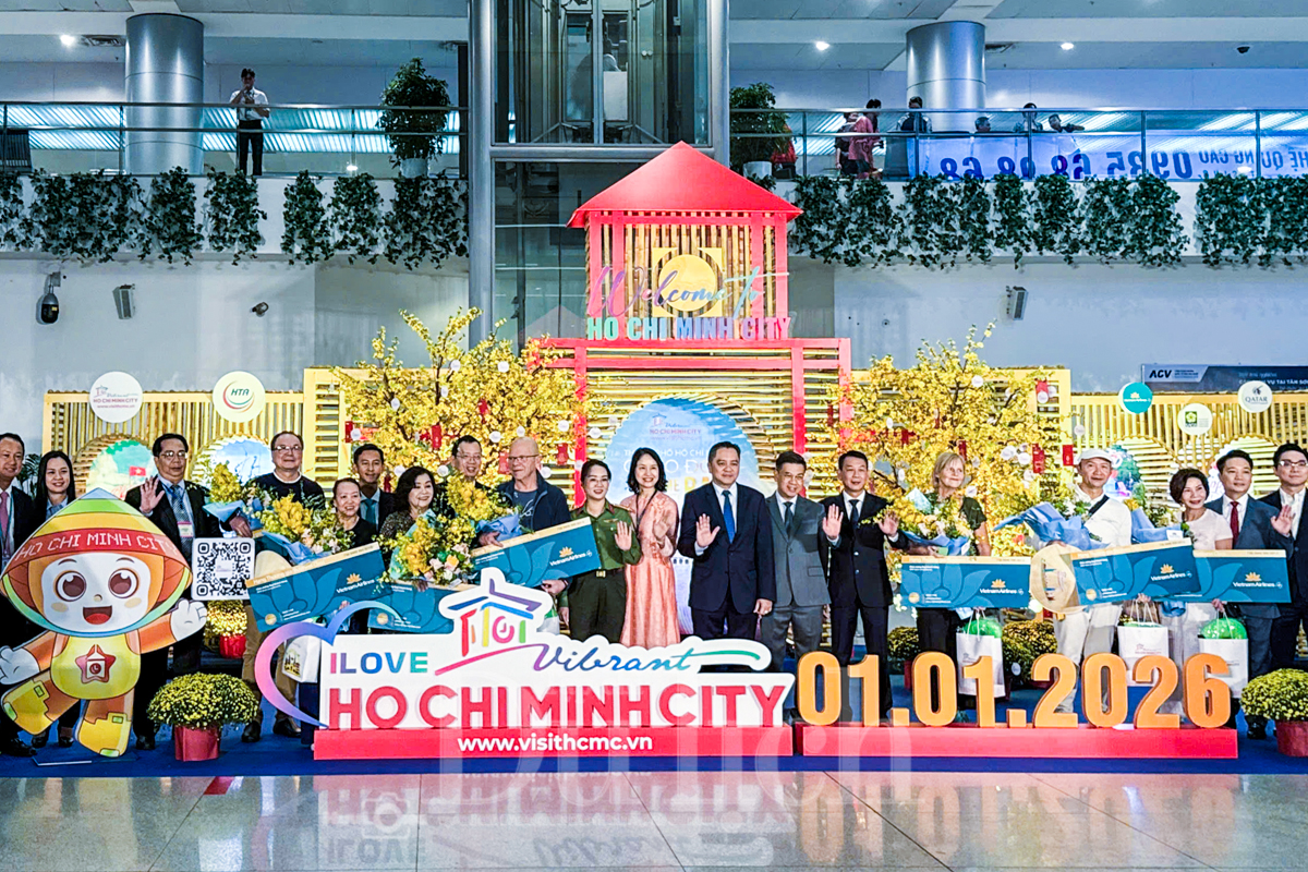 TP.HCM rực rỡ sắc xuân đón chào đoàn khách quốc tế 'xông đất' đầu năm 2026 - 1
