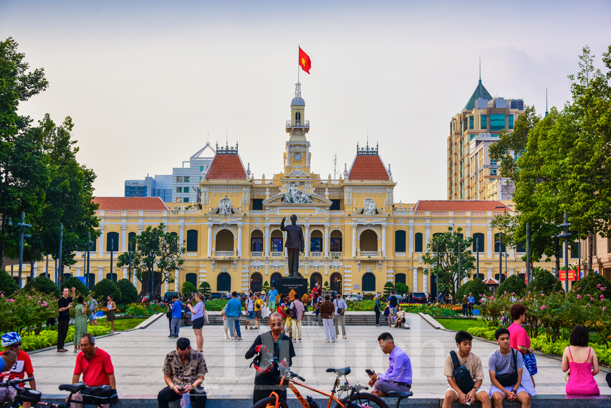 TP.HCM đón chào năm mới: Điểm hẹn giao thừa của du khách muôn phương - 1