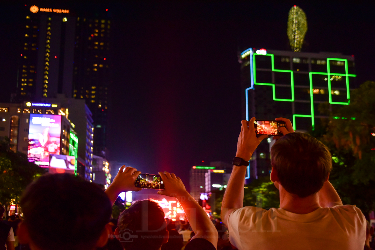 TP.HCM đón chào năm mới: Điểm hẹn giao thừa của du khách muôn phương - 18