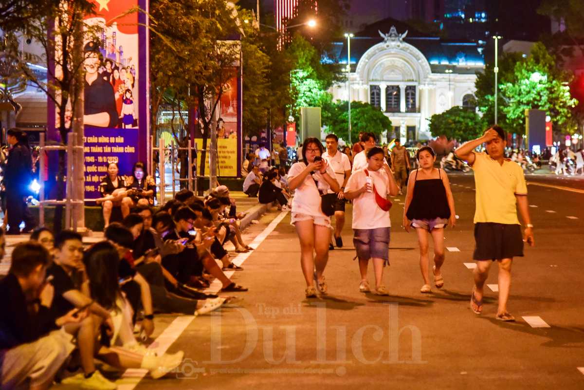 TP.HCM đón chào năm mới: Điểm hẹn giao thừa của du khách muôn phương - 5