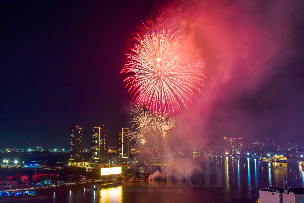 TP.HCM đón chào năm mới: Điểm hẹn giao thừa của du khách muôn phương - 12