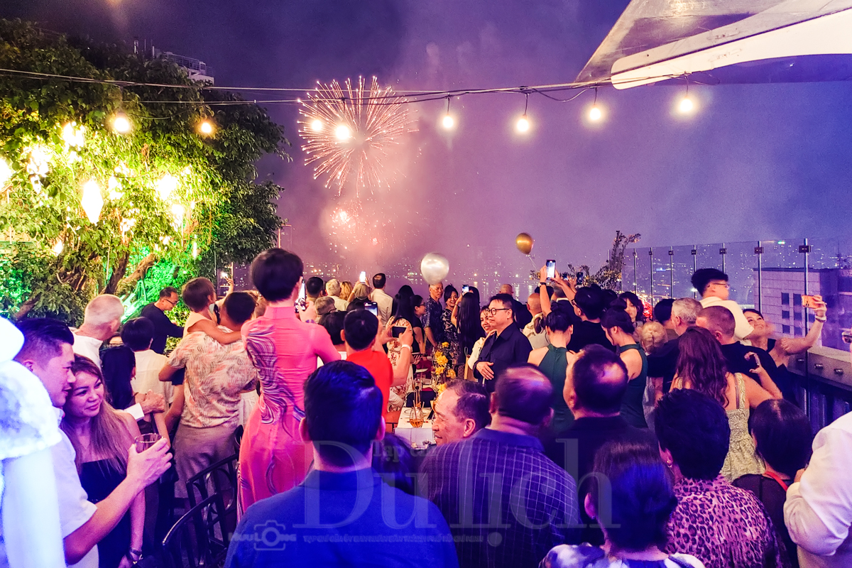 TP.HCM đón chào năm mới: Điểm hẹn giao thừa của du khách muôn phương - 17