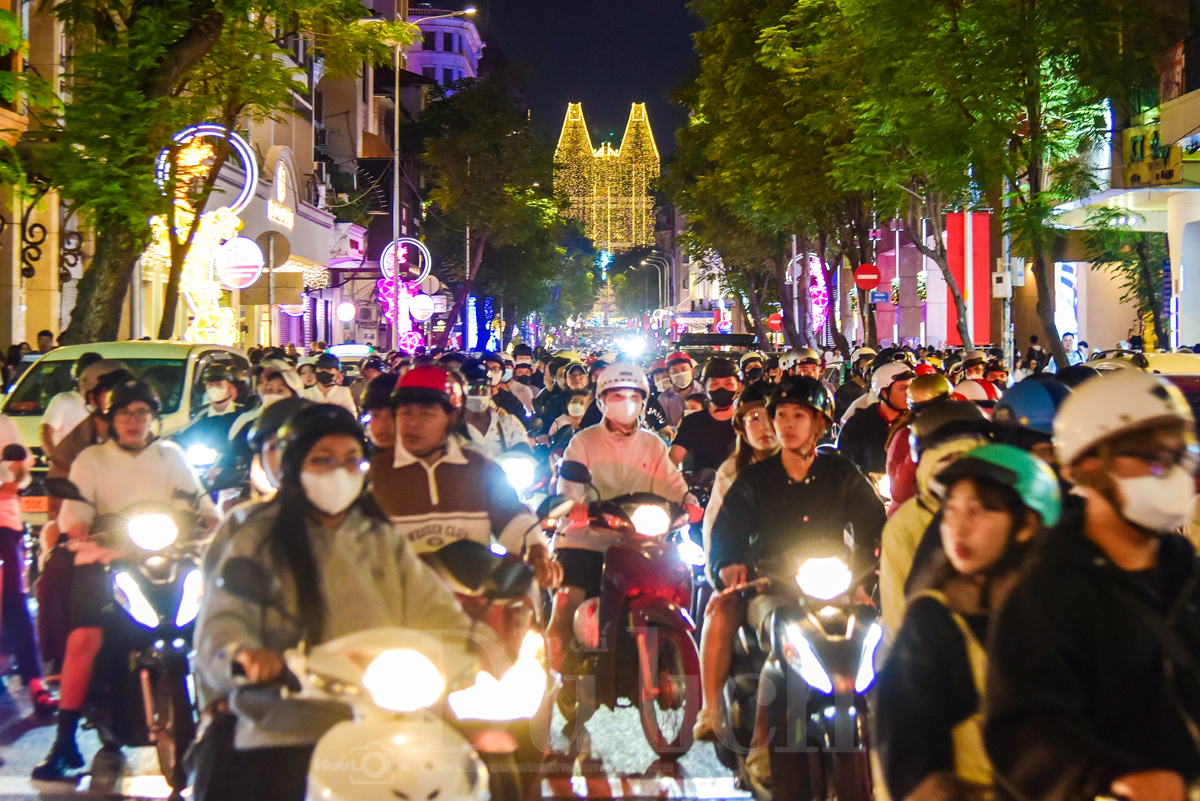 TP.HCM đón chào năm mới: Điểm hẹn giao thừa của du khách muôn phương - 19